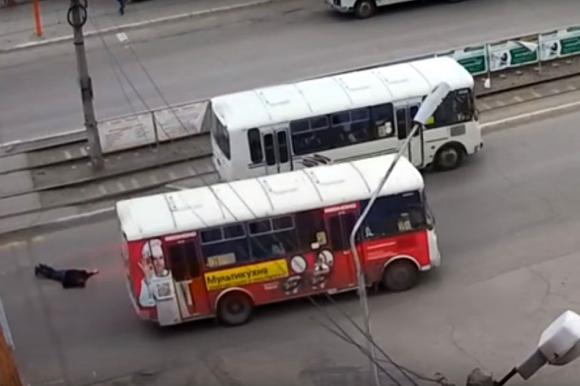 В Бийске самоуверенный пешеход попал под автобус (видео)
