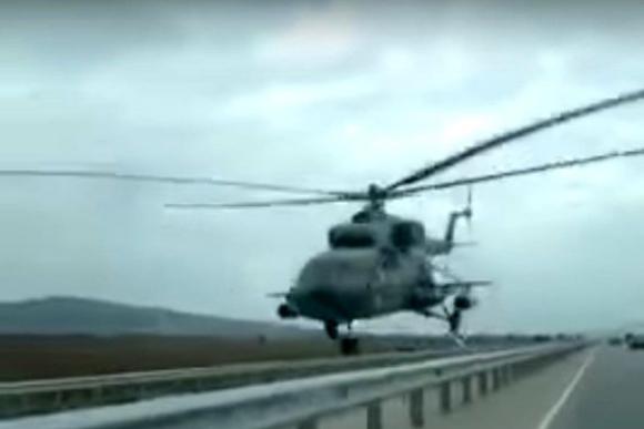 Вертолет пролетел аномально низко над оживленной трассой (видео)