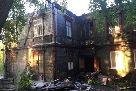 В Барнауле расселяют жильцов сгоревшего ночью деревянного дома