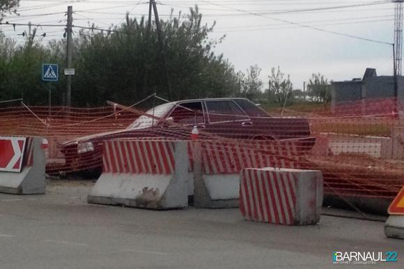 В Барнауле вторая машина въехала в бетонные блоки перекрытой ул. Кулагина