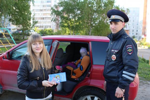 Госавтоинспекция Барнаула дарила подарки законопослушным водителям