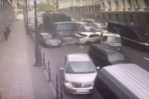 Во Владивостоке грузовик смял 19 автомобилей