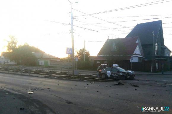 В Барнауле утром произошли сразу две аварии с участием машин такси