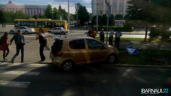 В Барнауле яркая малолитражка сбила велосипедистку на пешеходном переходе