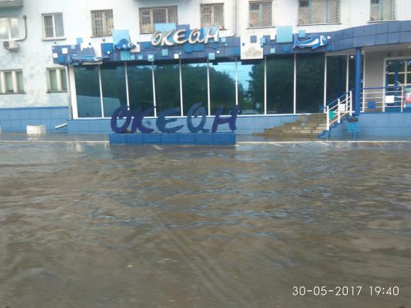 Барнаул поплыл: мощный ливень затопил улицы краевой столицы