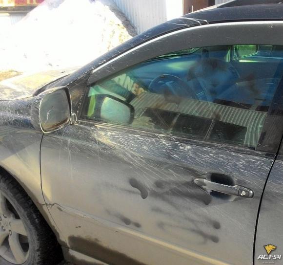 В Новосибирске хулиган полгода раскрашивал чужие авто краской в воспитательных целях