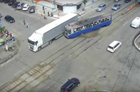Бийский трамвай поехал не по рельсам и попал в аварию (видео)