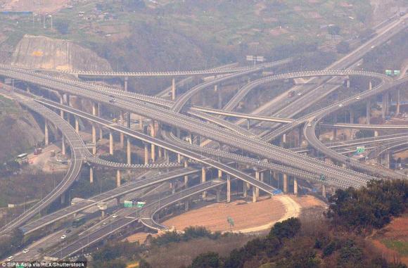 Дорогу-монстра построили в китайской провинции Сычуань (фото)