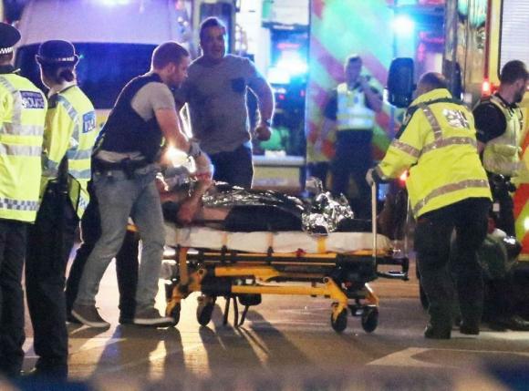 Теракт в Лондоне: минивэн въехал в толпу, а после террористы начали добивать пострадавших ножами