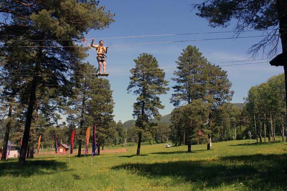 В Горном Алтае мальчик сорвался с 6-метровой высоты в веревочном парке