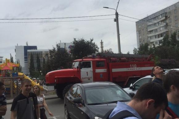 В Барнауле загорелся 16 этаж торгового центра 