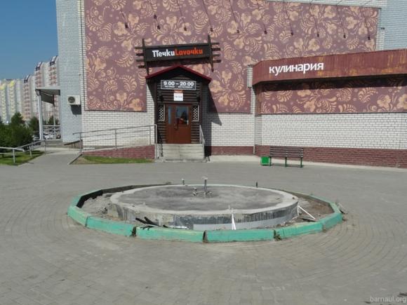 На улице Малахова построят круглый фонтан