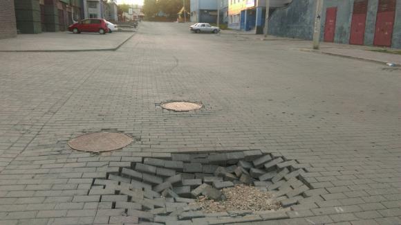В Барнауле заделали большую яму на ул. Геблера после сообщения о ней в Barnaul22