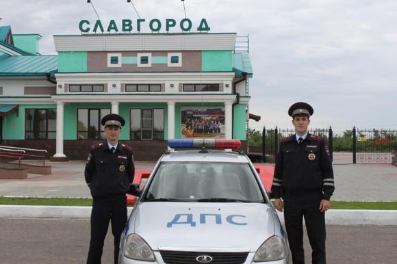 Полицейские Славгорода помогли беременной женщине добраться до роддома