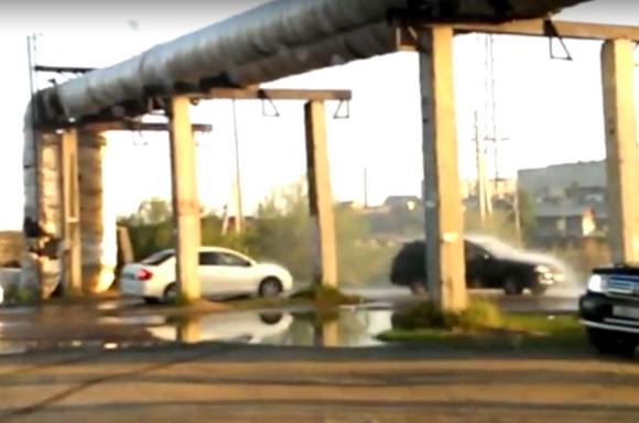 Сибиряки устроили автомойку под фонтаном воды из прорвавшейся трубы (видео)