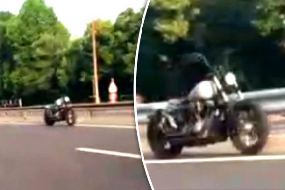 Одержимый мотоцикл проехал по трассе несколько километров и был задержан полицейскими (видео)