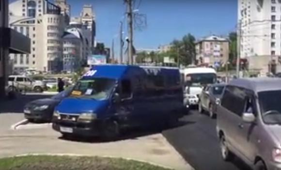 Водители маршруток объезжают пробку на Красноармейском по тротуару (видео)