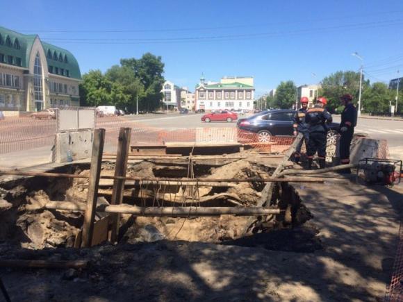 Коммунальщики разрыли яму на пл. Свободы и обнаружили в ней человеческие кости