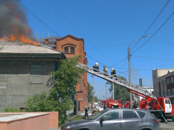 Деревянный дом в центре Барнаула охватило пламя (фото и видео)