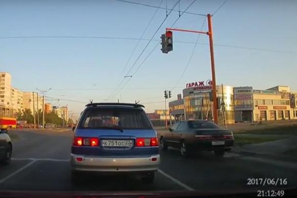 В Барнауле иномарка на бешеной скорости проехала перекресток на 