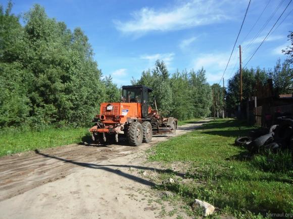 В трех пригородных поселках провели грейдирование дорог частного сектора