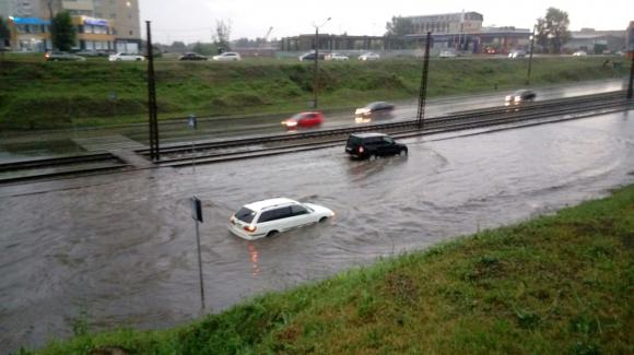 В Барнауле после грозы машины тонули в дождевой воде, а жители остались без света и воды (фото и видео)