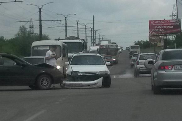 Авария на ул. Попова стала причиной пробки