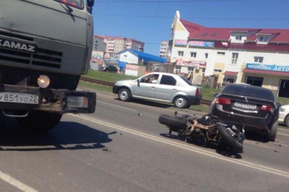 На ул. Власихинской столкнулись мотоцикл, легковушка и КамАЗ