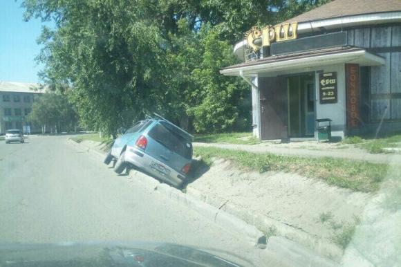 В Новоалтайске автомобиль повис на бордюре ливневой канализации