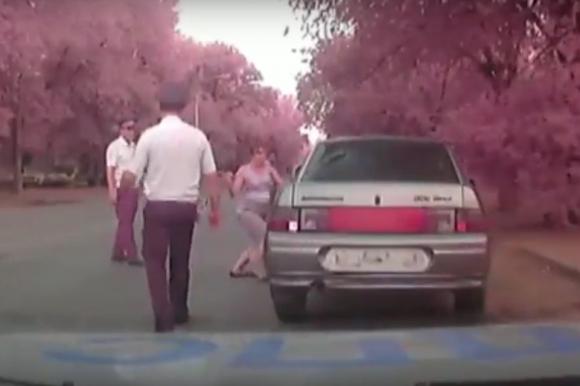 Пьяная и беременная волжанка разгромила свою машину назло полицейским (видео)