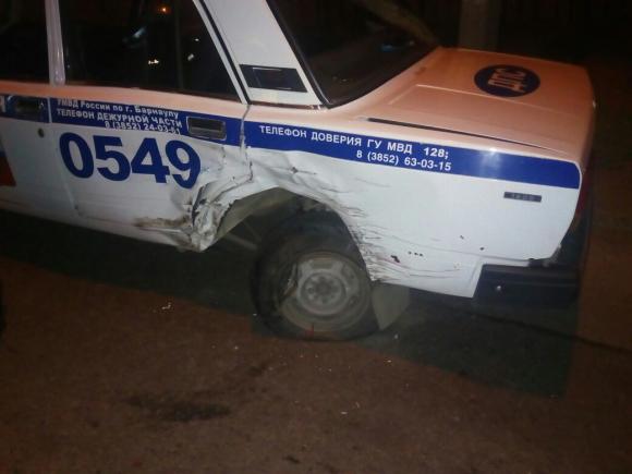 Пьяная жительница Барнаула врезалась в патрульный автомобиль и помяла еще одну машину (фото)