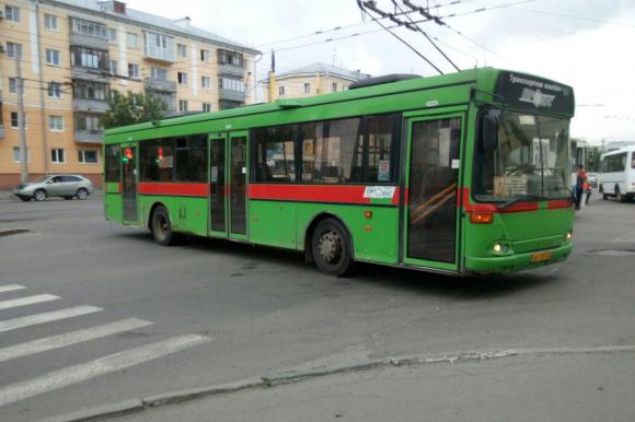 Столкнувшиеся автобус и троллейбус полностью перекрыли Матросова-Ленина
