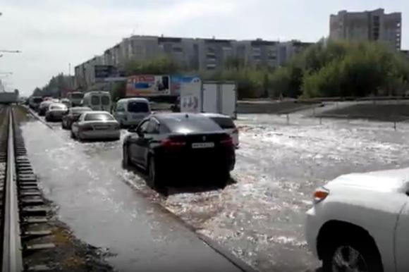 ГИБДД просит водителей объезжать затопленный перекресток  Попова-Павловский тракт