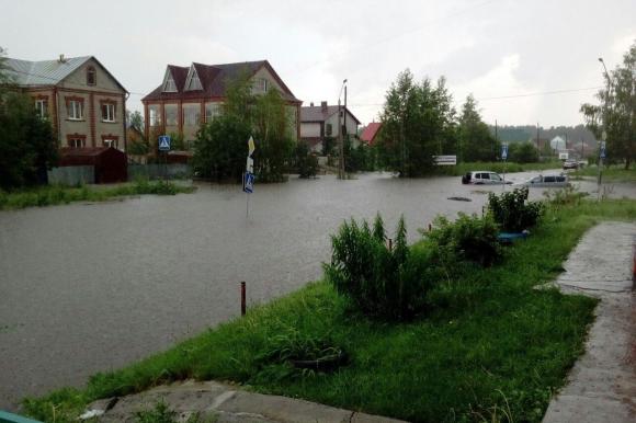 В Барнауле после дождя автомобили скрыло под водой по капот (фото и видео)