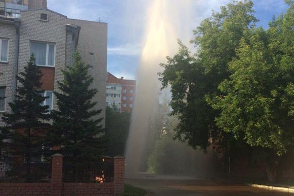 В центре Барнаула забил 8-этажный гейзер (фото и видео)