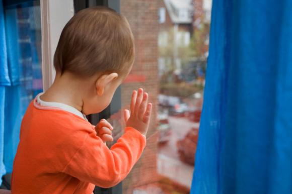 4-летняя девочка выпала из окна дома на ул. Чудненко