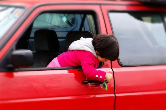 Правительство запретило оставлять дошкольников одних в машине