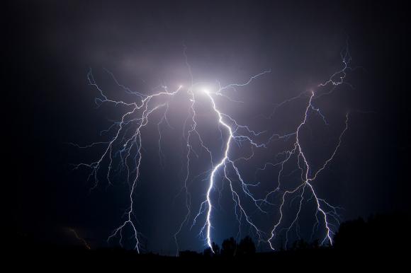 Фотоохота на молнию:  барнаульцы минувшей ночью снимали всполохи в небе