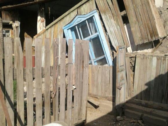 В Рубцовске рухнула стена дома, который топило весной 2017 года (фото)