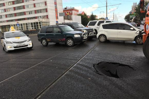 Дорожники латают дыру на перекрестке Молодежная - Красноармейский