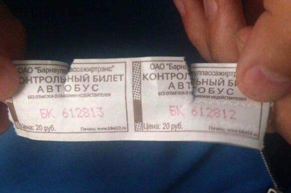 Опять эти старые билеты: барнаульцам продолжают выдавать отрывные билетики в городском транспорте