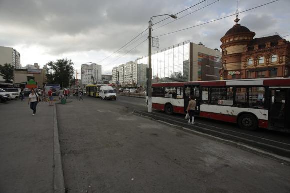 В мэрии объяснили, что за странную площадку сделали дорожники у ТЦ 