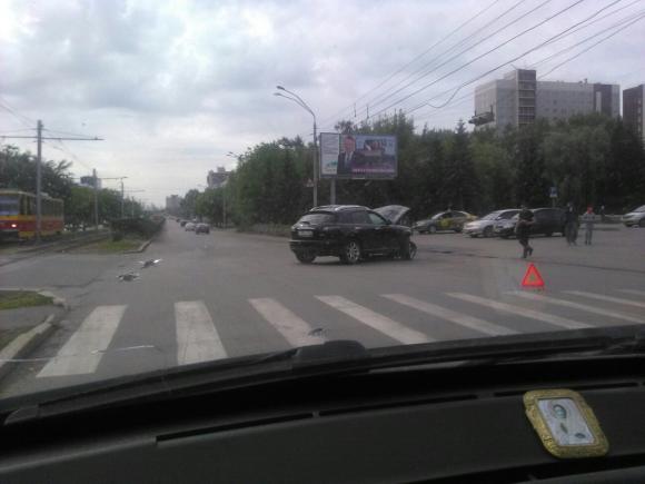 На пр. Ленина - ул. Аносова столкнулись две легковушки (фото)