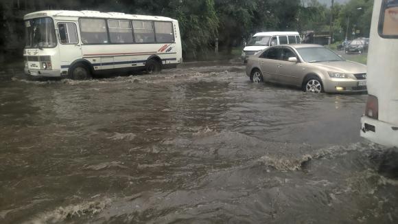 В Новоалтайске после ливня машины стали плавать по дорогам города (фото и видео)