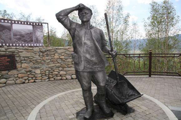 На перевале Чике-Таман установили памятник дорожникам-строителям Чуйского тракта (фото)