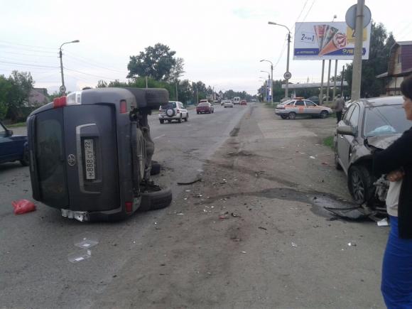 В Бийске Land Cruiser Prado опрокинулся на бок после аварии