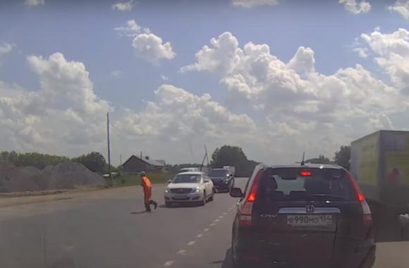 На трассе М-52 автомобиль сбил дорожника (видео)