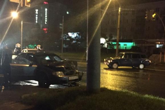 Два автомобили серьезно пострадали в ночном ДТП на пр. Строителей (фото)