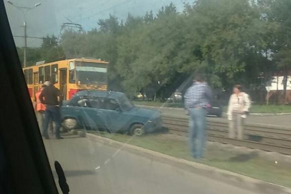Две аварии парализовали движение трамваев в Барнауле