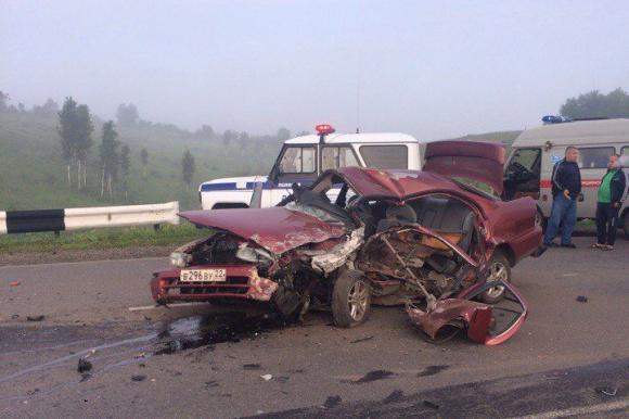 Под Бийском произошла серьезная авария: машины превратились в груду металла (фото)